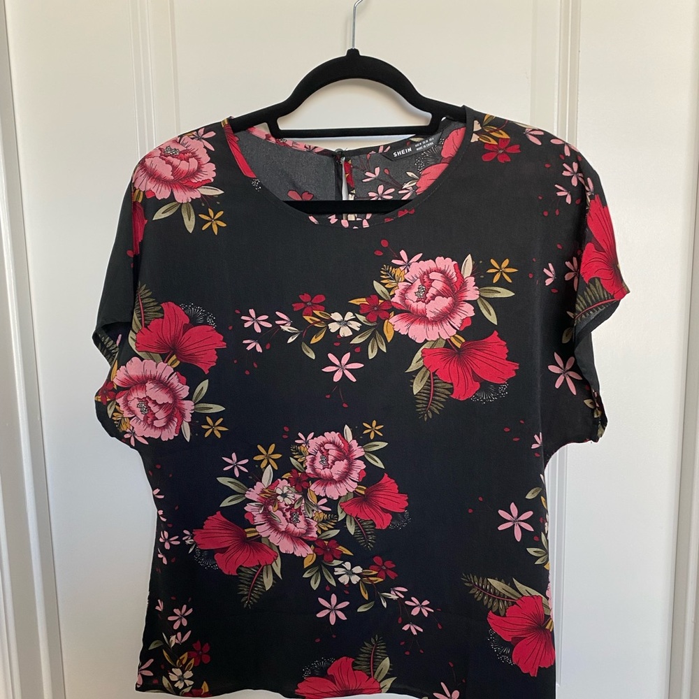 New never worn shien shirt with flowers on them. Size M